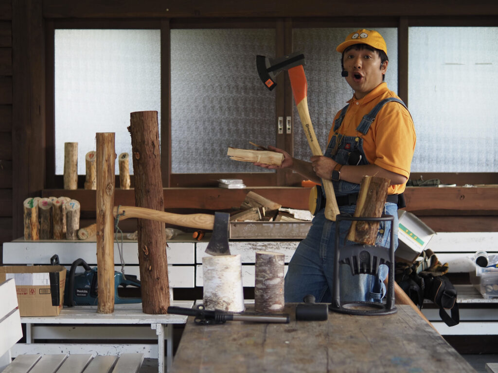 木材と道具を手に、ものづくりを伝える平野らすかる