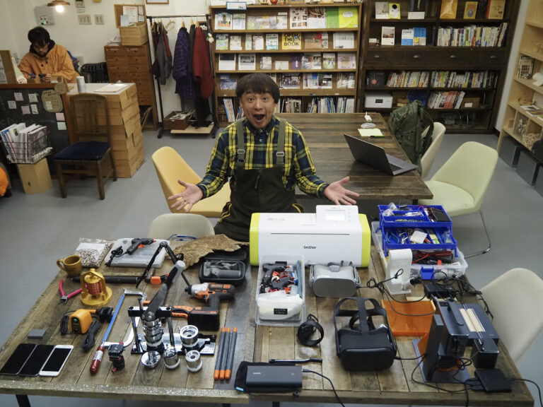 さまざまな道具を机いっぱいに広げる平野らすかる