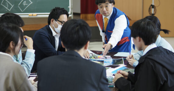 日進市と木祖村の新人職員研修でグループワークを進行する平野らすかる