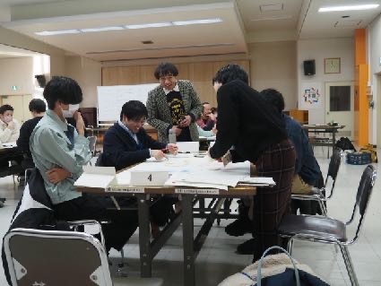 協力隊研修で机を囲み活動を共有する様子