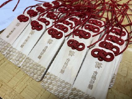 木曽ヒノキの札と赤い紐を組み合わせた合格祈願おまもり