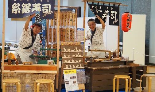 糸鋸寿司のカウンターに立つナルカリクラフトと平野らすかる