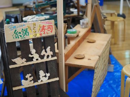 糸鋸寿司のカウンターに並ぶ木の作品