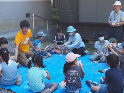 地域の協力者と木を使う制作に取り組む様子