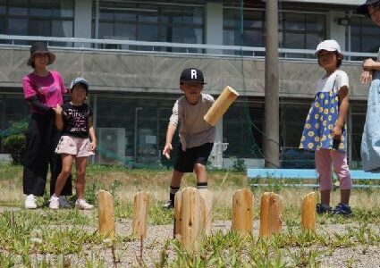 木曽の木でつくったモルックで遊ぶ子どもたち