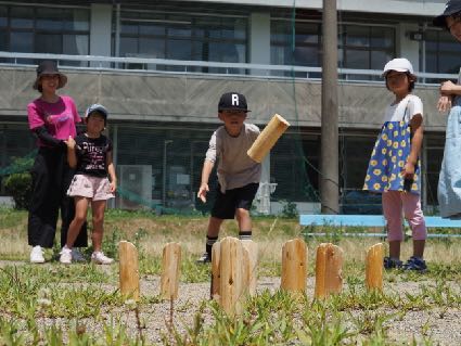 木曽の木でつくったモルックで遊ぶ子どもたち