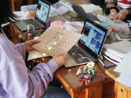 星座ボードとパソコンを使って制作する手元