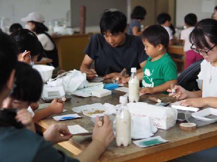 木の素材を使ったワークショップに取り組む参加者