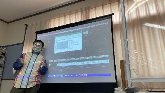 動画編集の画面を使って説明する平野らすかる