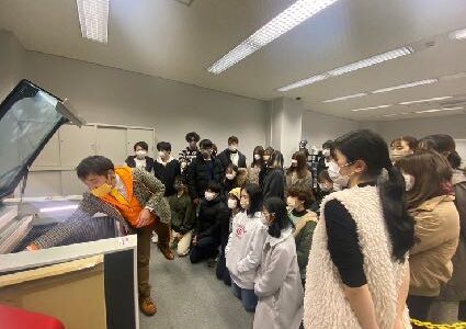 名古屋市立大学の特別授業で工作機器を囲む様子