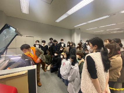 名古屋市立大学の特別授業で工作機器を囲む様子