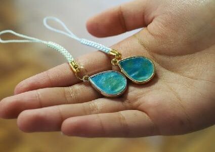 廃プラスチックを使って制作したアクセサリー