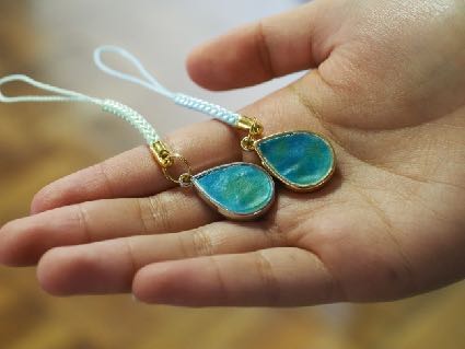 廃プラスチックを使って制作したアクセサリー
